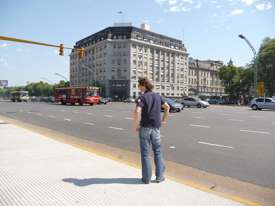 Wie ueberquert man eine 6-spurige Strasse ohne bleibenden Schaden?