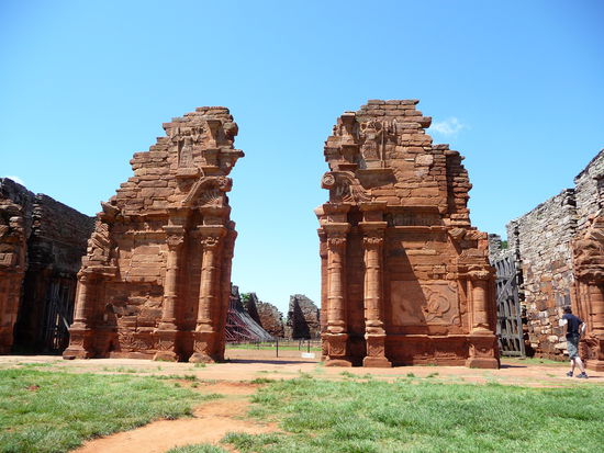 Die imposanten Missionsruinen von "San Ignacio Mini". Der Kerli auf dem Foto ist imfall kein Jesuit.
