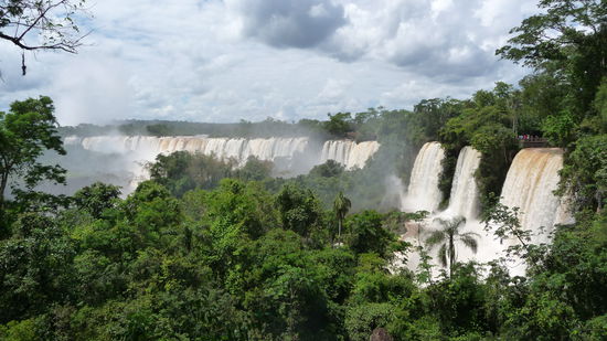 Die Iguazufaelle erstrecken sich ueber 2km
