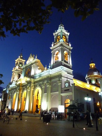 Die Iglesia Catedral an der Plaza in Salta.