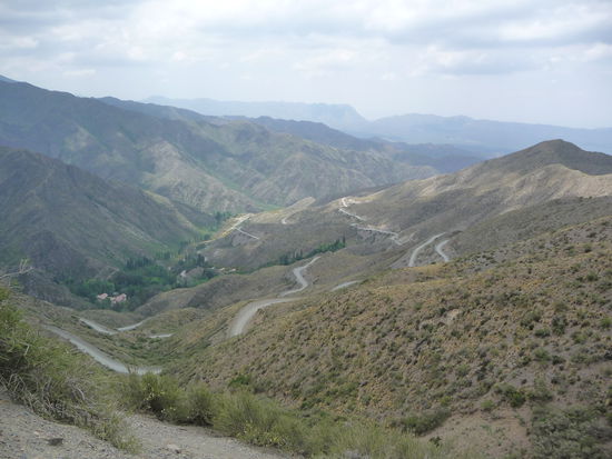 Kurvenreiche Strasse ins Nirgendwo. Zum Glueck kann man wegen der Schotterpiste nur 20 kmh fahren. Es stehen auch staendig Kuehe auf der Strasse rum.