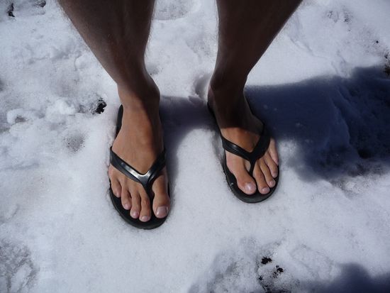 Schaut nicht auf die krummen Zehen sondern auf den Schnee!