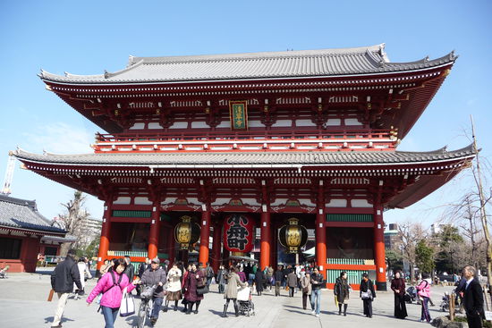Wunderschoener Tempel im Stadtteil Asakusa in Tokio. Es werden fleissig Raeucherstaebchen angezuendet, Gaben ueberbracht und Wuensche geaeussert.