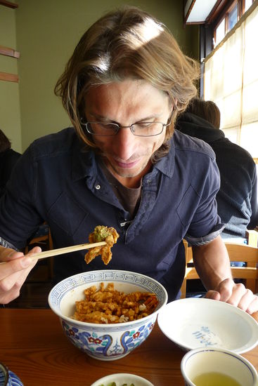 Japanische Kueche, das Essen mit Staebchen braucht zwar etwas Konzentration, aber es schmeckt hervorragend!