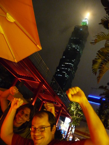 Manu und Tom beim "Firobigbier". Der Durst ist groesser als der 500 m hohe Taipei 101 im Hintergrund.