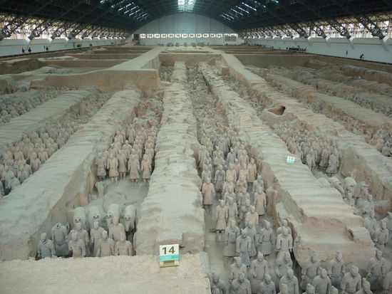 Soldaten und Offiziere in Schlachtordnung - die Terrkotta Armee von Xi'an.