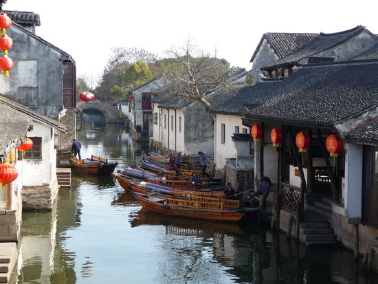 Eine von vielen Wasserstaedten rund um Shanghai, das Venedig von China.