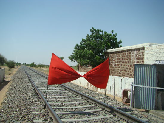Bahnübergang mitten in der Wüste