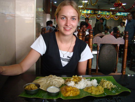 Thali, in einer grossen Essenshalle