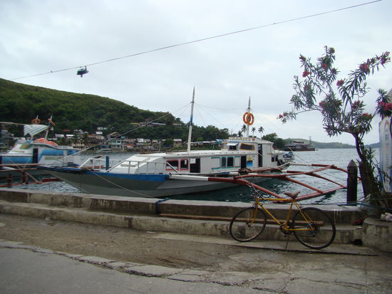 Dieses Boot brachte uns bei stürmischem Wetter von Sibuyan nach Romblon