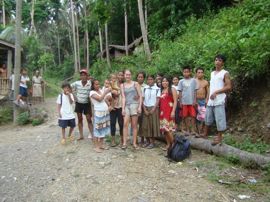 Die Beiden ganz rechts haben uns zu und durch die Höhlen geführt.