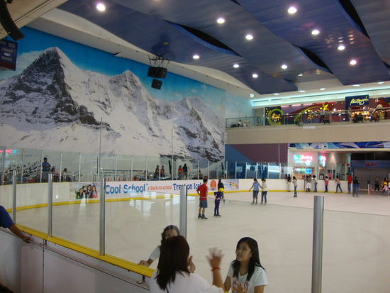 SM Super Mall of Asia
Sogar ein Eisfeld fehlt nicht