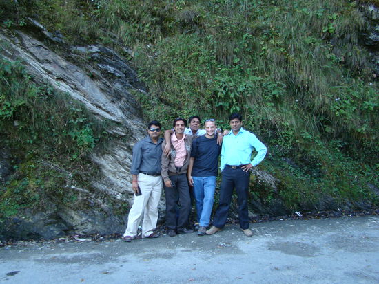 Eine Gruppe Autotouris die unbedingt ein Foto haben wollten