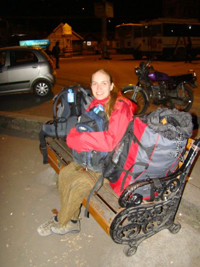 Shanti vor der Abreise (Da sie ihren Pullover verschenkt hat, mit Regenjacke)