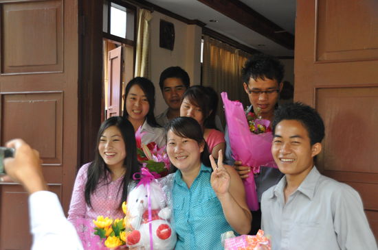 Noch schnell ein Bild vom Personal des Muoanglao Guesthouses machen, bevor es zur Universität zur Absolventen Abschlussfeier geht.