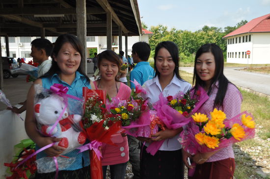 Traditionell werden Blumen, Bärchen und T'Shirts verschenkt.