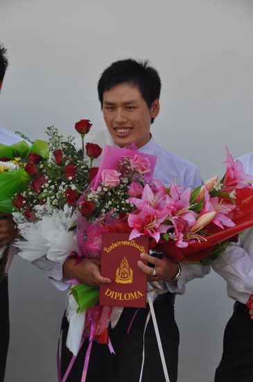 Thavon hat das beste Diplom von mehr als 1000 Studenten geschrieben. Nun hat er eine Stelle als Dozent an der Universität angeboten bekommen. Toll!