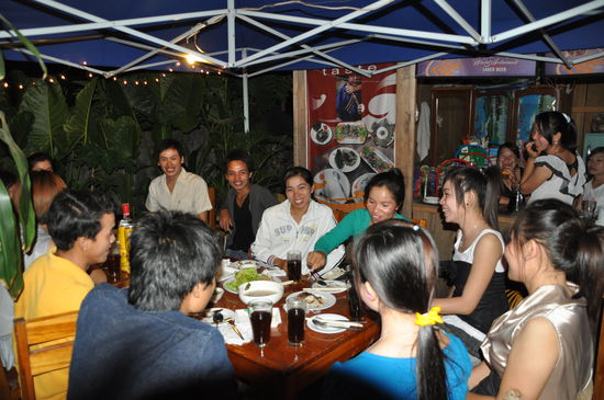 Und nachdem alle gegessen hatten und der Abend vorangeschritten war, machten wir uns auf in eine Discothek und nachdem die schloss, weiter zum Bowling spielen bis zu den Morgenstunden. Tolle Stimmung.