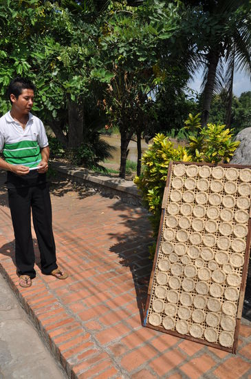 Kleine Reisplatten werden zum trocknen auf ein Bambusgestell gelegt und in die Sonne vor der Haustür gestellt. Lecker!