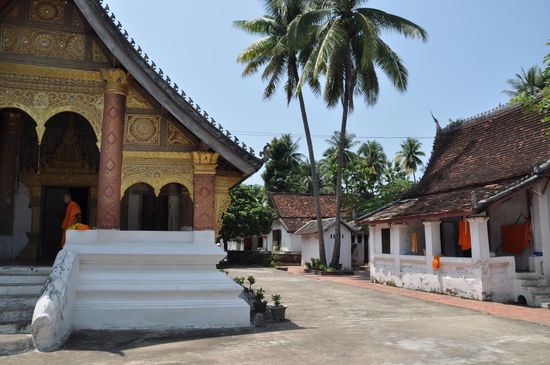 Besuch eines der vielzähligen Tempels in Luang Prabang.
