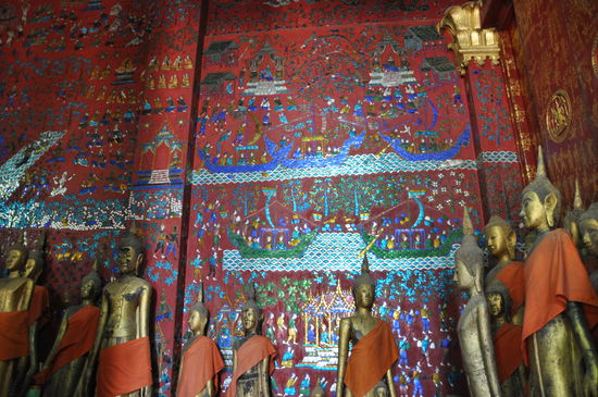 In einer Tempelanlage stießen wir auf ein Nebenhaus, das einem Abstellraum gleich kam. Dort fanden wir tolle Buddhastatuen und Wände, die über und über mit Glasfiguren versehen waren viele Geschichten erzählten.