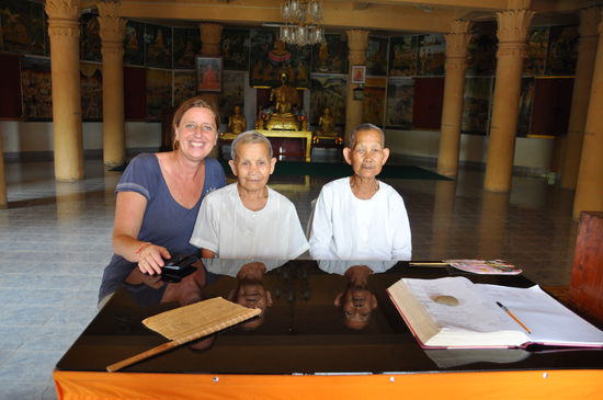 Diese beiden Omis waren zu süß. Sie leben in einer Tempelanlage die wir besuchten.