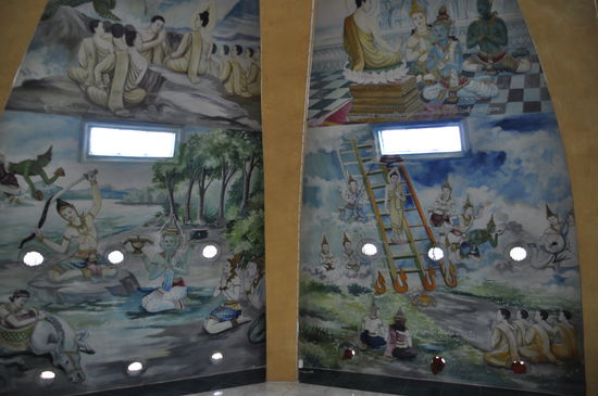 Der Tempel war außergewöhnlich schön. Über vier Stockwerke konnte man über Stiegen  bis in die Spitze des Tempels klettern. Die Räume wurden nach oben hin immer kleiner. Die Wände waren voll mit Geschichten.