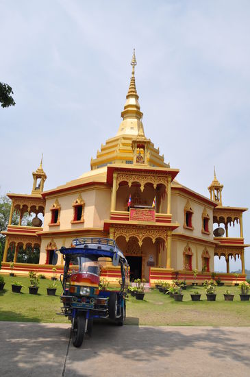 Das ist der Tempel von außen. Bis in die höchste Spitze bin ich geklettert. Von den Balkonen hat man einen atemberaubenden Blick über Luang Prabang und das gesamte Tal.