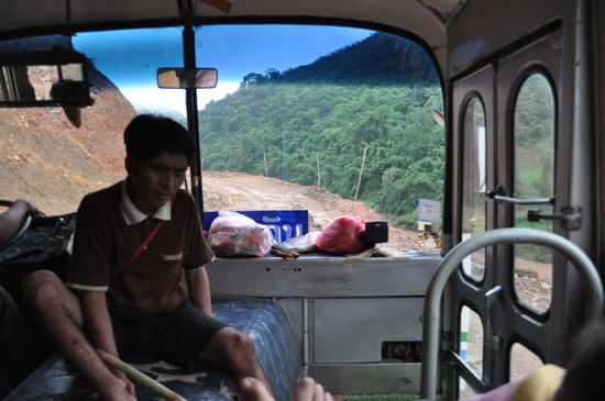 Die Straßen sind unglaublich schlecht. In der Nacht mussten wir einmal aussteigen, da  sich plötzlich über die gesamte breite der Straße eine tiefe Spalte auf tat und der Bus mit der Nase darin stecken blieb, als er hinein rauschte.