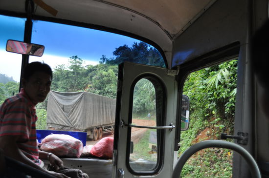 Der LKW vor uns hatte schon aufgegeben durch die verschüttete Straße zu kommen.