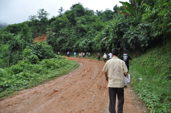 Wieder hieß es aussteigen und die gefährliche Passage zu Fuß bewältigen.