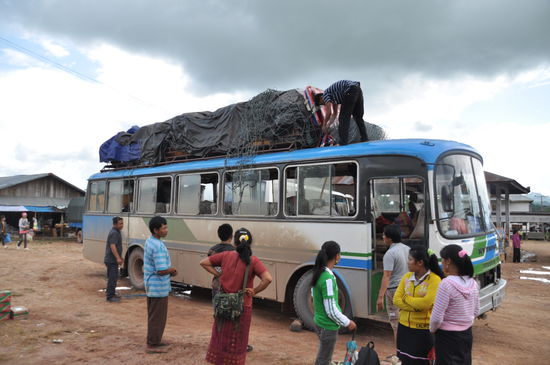 50 km vor Phongsaly wurde alles aus- und abgeladen. Die meisten Leute blieben in diesem Ort.