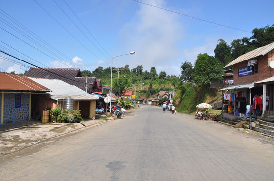 Hauptstraße in Phongsaly. Es gibt nichts, aber auch gar nichts.