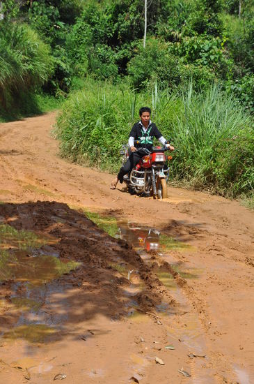 Mit dem vom Dorfpolizisten geliehenen Bike fahren wir bad roads und kommen durch interessante Dörfer.