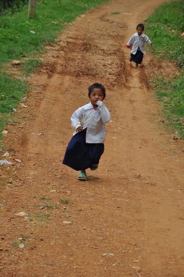 Kaum saßen wir auf dem Bike und fuhren aus dem Ort, stürmten die Kleinen hinter uns her