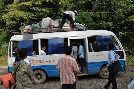 Dieser Bus über und über voll bringt uns nach Hat Sa am Pak Ou Fluss
