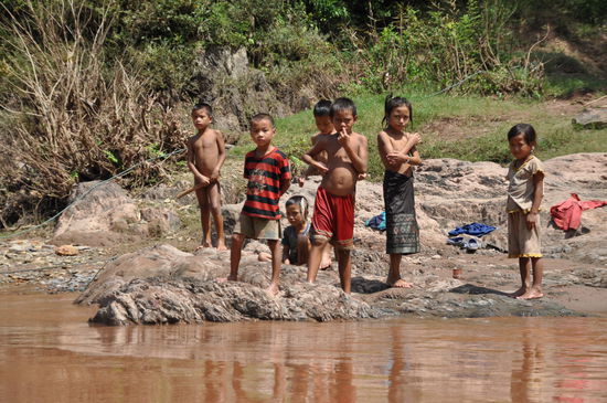 Kinder begutachten neugierig das Boot, mit einer Langnase drin.