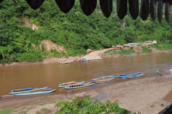 Auf der anderen Seite des Flusses  führt die Straße in ein paar km nach Vietnam