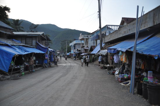 Am Abend in Muang Khoua