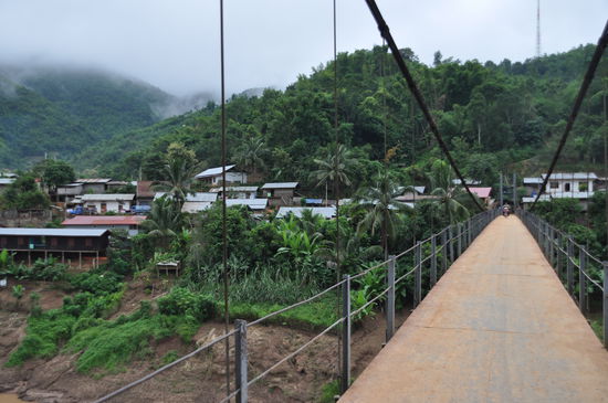 Eine imposante Hängebrücke über einem Nebenfluss des Pak Ou