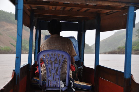 Nächster Morgen, es gießt in Strömen auf dem Weg nach Nong Kiao. Der Bootsmann nahm sich meinen Schirm als Sichtschutz. Er hat ihn immer noch ...