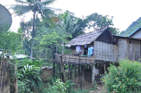 Typisches Stelzenhaus mit Balkon.