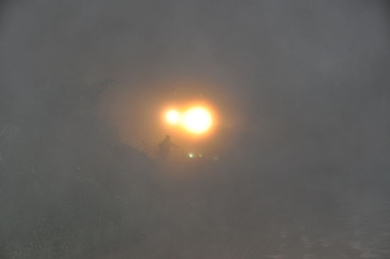 Auf dem Weg nach Xam Neua. In der Nacht mussten wir mal wieder aussteigen, da die Straße verschüttet war und der Bus alleine sich durchkämpfen musste. Nicht nur dass ich mich durch den Schlamm kämpfen musste, ich machte auch noch Bekanntschaft mit einem riesigen Wasserbüffelhaufen 