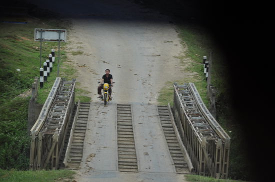 Die STraße fiel ganz schön steil ab um dann die Brücke zu überqueren, aber alles ging gut.