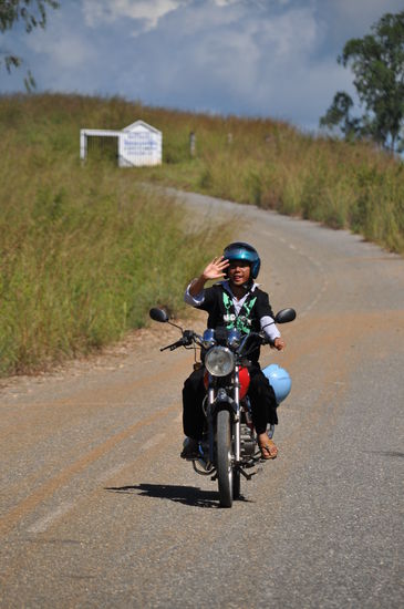 Nach dem Besuch der Tonkrüge, auf dem Weg zu den heißen Quellen unweit von der Grenze zu Vietnam.
