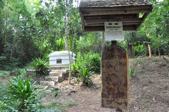 Außerhalb von Luang Prabang  fanden wir mitten im Urwald das Grab des Entdeckers von Angkor Wat in Kambodscha "Henri Mouhot". Es war nicht leicht dort hin zu kommen und um so mehr erstaunt waren wir, dass das Grab und der Platz drum hermu so gepflegt war.