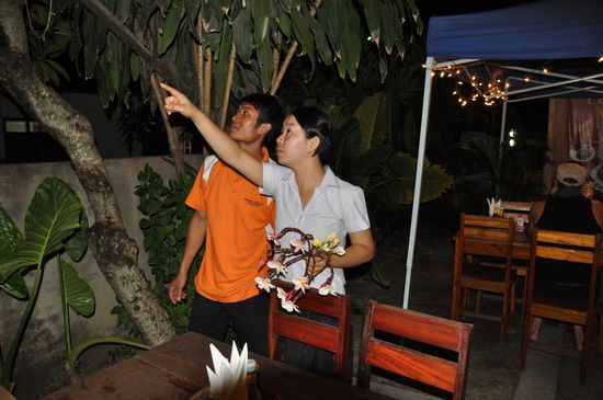 Packy und einer der Staffs pfücken Frangipani Blüten für die Party