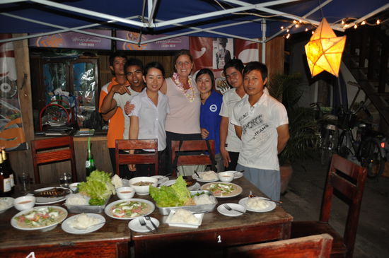 Staff von Munglao Guesthouse. Geschmückt mit Frangipaniblüten-Halskette lassen wir uns das Essen schmecken