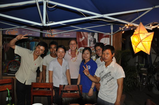 Links der Manager Thavone mit seinen Mitarbeitern