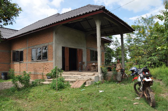 Das Haus der Verwandschaft steht im Nirgendwo zwischen Reisfeldern, weit ab von der Straße.